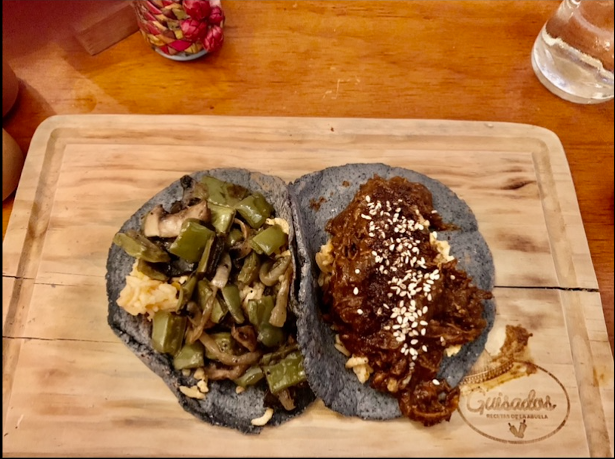 Tacos con mole (2)